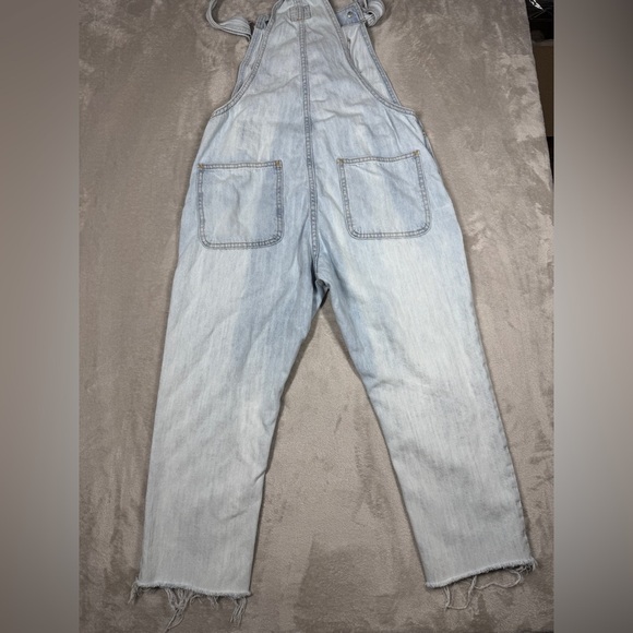 Gap Denim Bleached Wash Light Blue Jean Cropped Raw Hem Cotton Overalls Size XS - Picture 12 of 16